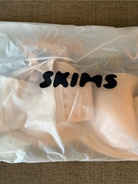 SKIMS Nude Everybody Strapless Bra